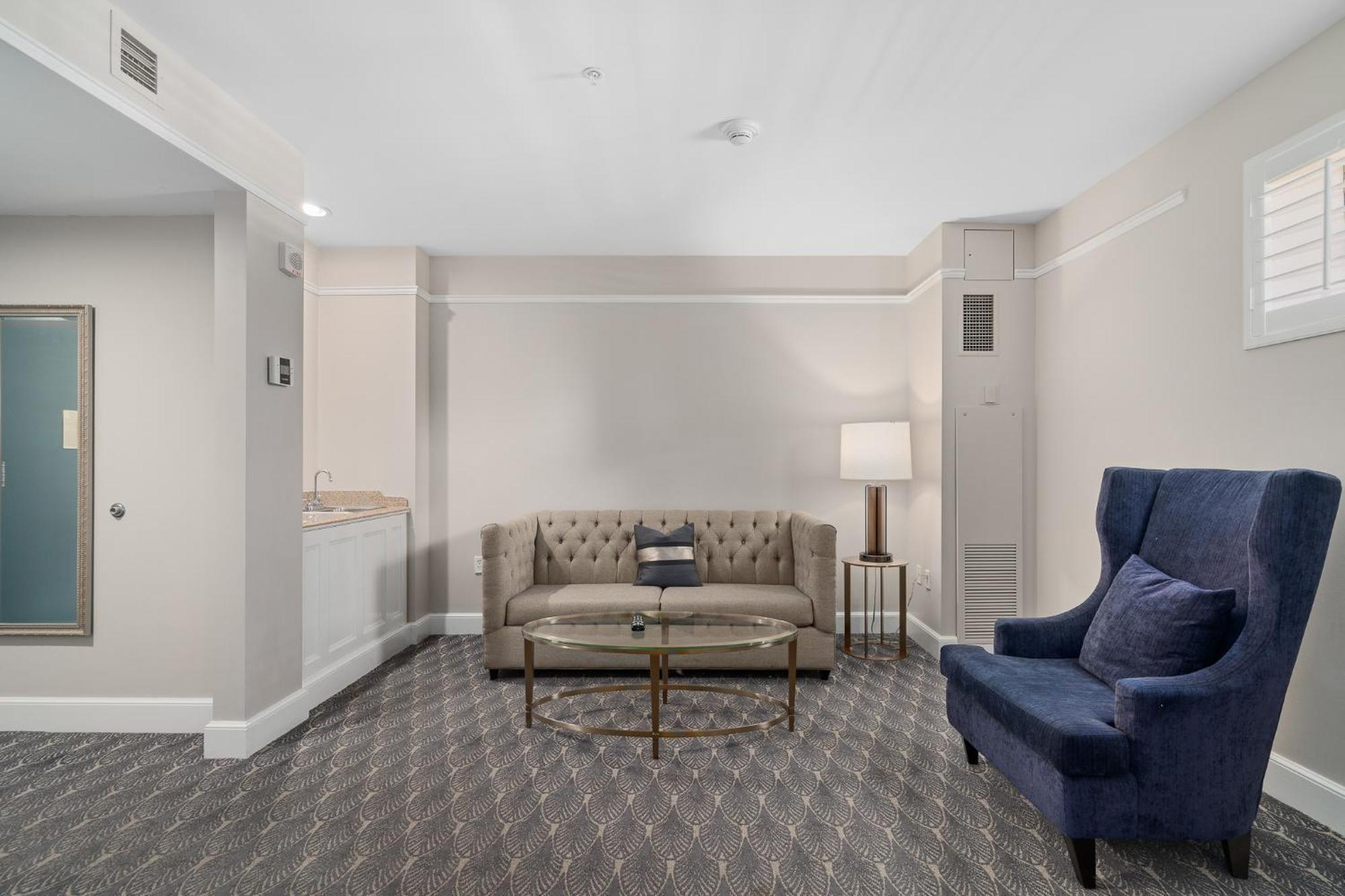 One-Bedroom King Suite